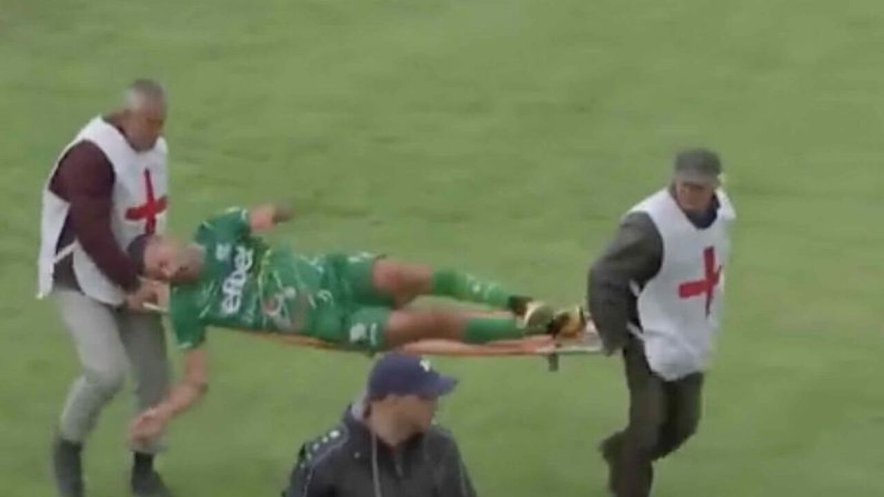 voetballer valt van brancard om tijdrekken