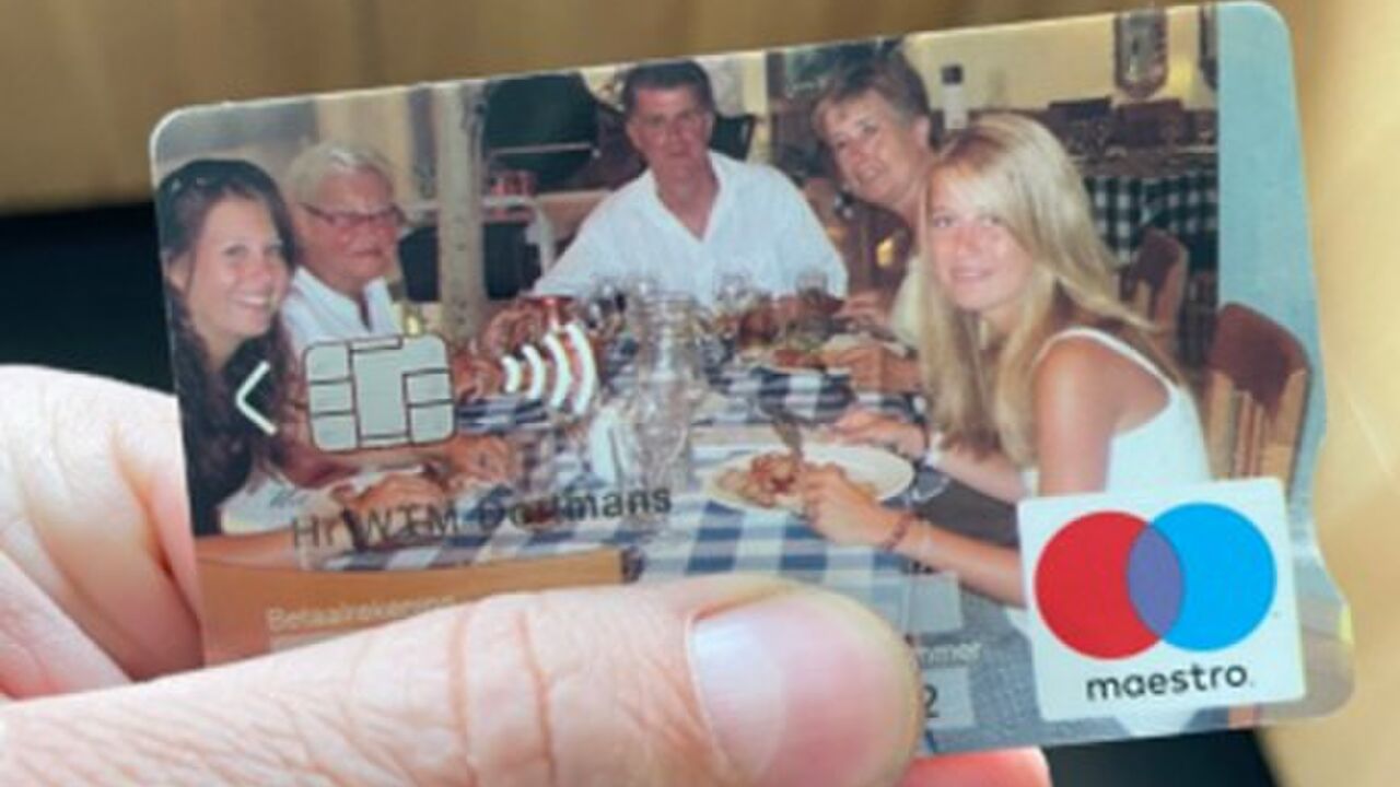 Illustratie voor: Man vindt 13 jaar later familie op pinpas dankzij Twitter-oproep