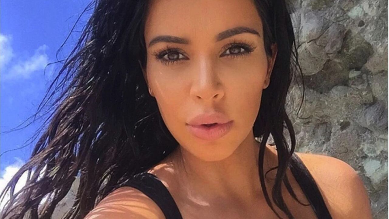Illustratie voor: Kim Kardashian doet temperaturen stijgen met foto in doorschijnende jurk