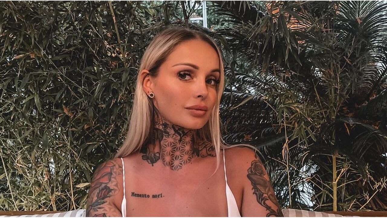 Illustratie voor: Pommeline (Temptation Island) is één van de mooiste tattoo-babes in de Benelux