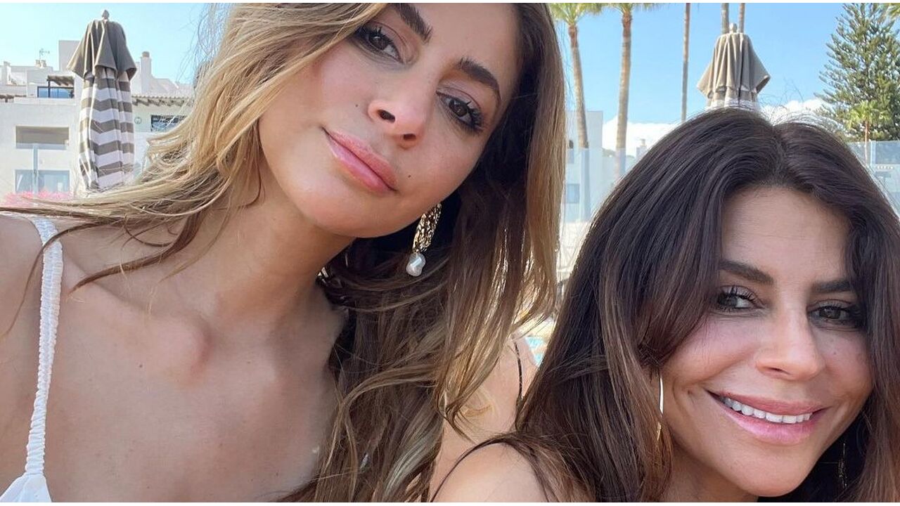 Olcay Gulsen en zus Dolshe brengen fans in extase met bikinifoto's