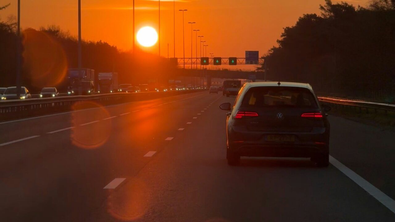 Een auto op de snelweg