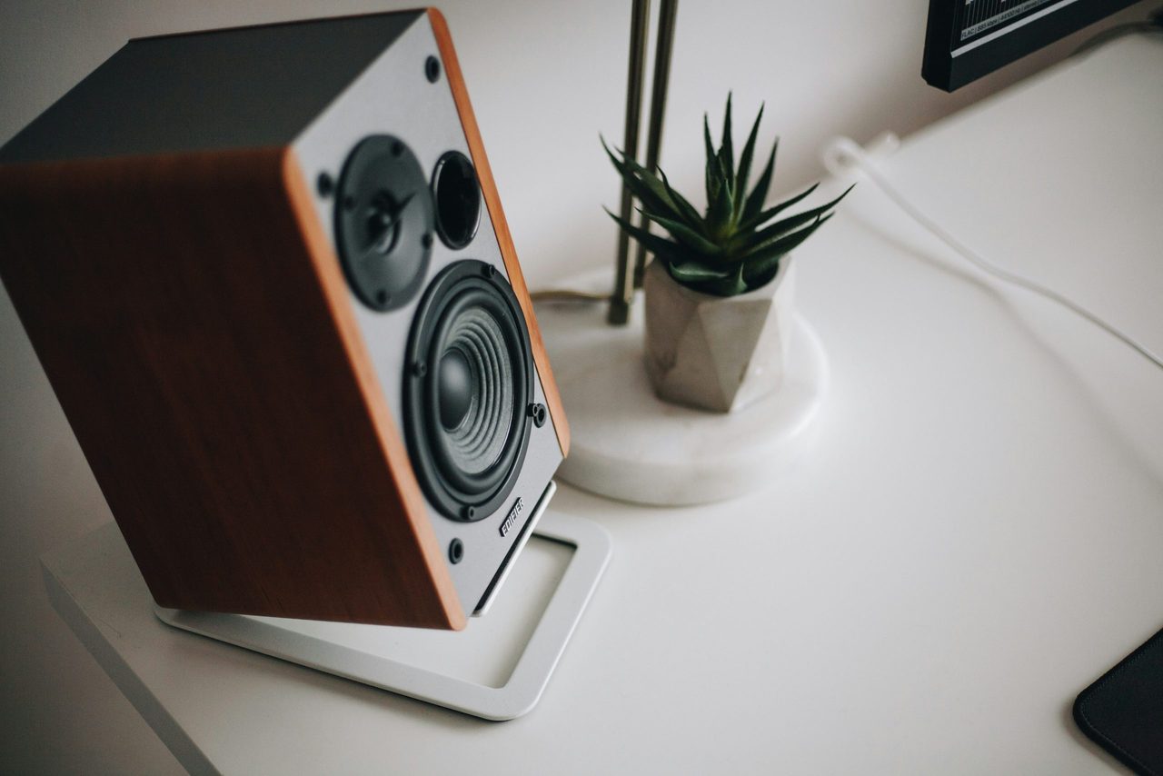 Een speaker is aangelsoten op de tv in plaats van een soundbar