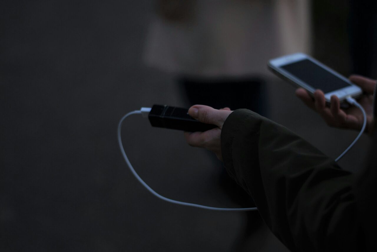 Een powerbank laadt onderweg een telefoon op