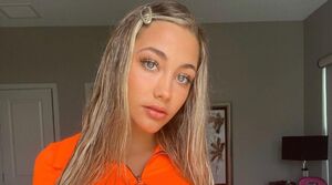 Celina Smith loopt in duct tape over de catwalk Gewoonvoorhem