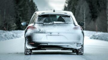 Een auto die lang in de vrieskou heeft gestaan