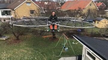 man vliegt in zelfgemaakte reusachtige drone