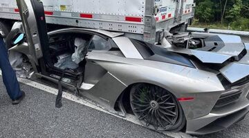 Lamborghini Aventador crash