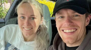 Duizenden kerstlampjes op de auto van Enzo