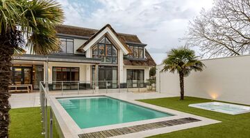 Romee haar huis omgetoverd als airbnb