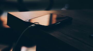 Telefoon in de lader