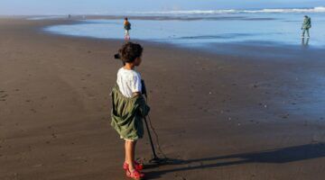 Een kind met een metaaldetector