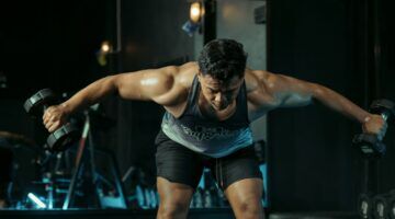 een man die aan het sporten is