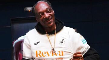 Snoop Dogg in het shirt van Swansea City