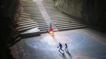 Een basketbalveld in een grot