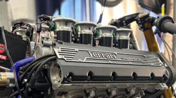 Deze man heeft een Ferrari motor in zijn tweewieler gezet