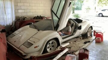 Een student vond een Lamborghini en Ferrari in de garage van zijn oma
