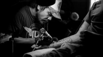 Tattoo-artist Benjamin Lloyd geeft tijdelijke tattoos aan zeke kinderen