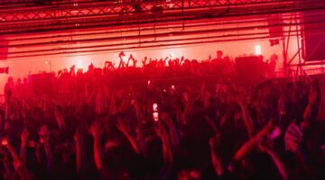 Mensen dansen tijdens een feest van Audio Obscura