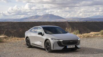 De Mazda6e poseert in de Gorafe-Woestijn