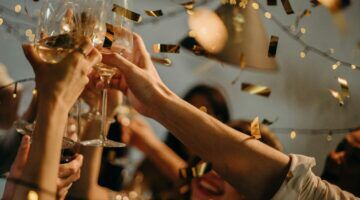 Mensen die oud en nieuw vieren