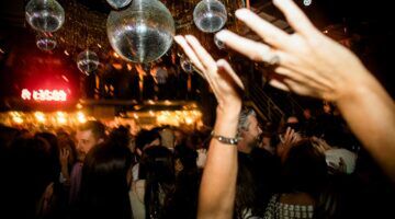 Dansende mensen op een feest