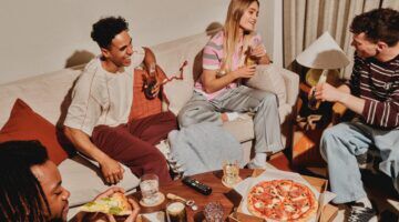 Mensen die genieten van hun Thuisbezorgd eten