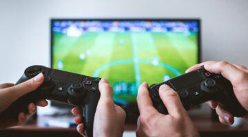 Twee controllers waar FIFA op wordt gespeeld