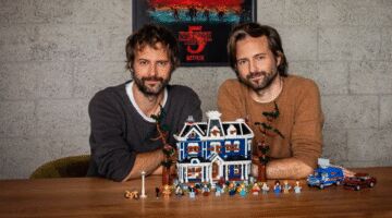 De Duffer Brother met het LEGO Creel House