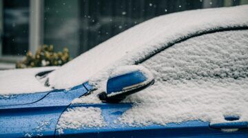 Een ondergesneeuwde auto