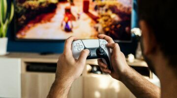 Iemand die videogames aan het spelen is