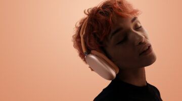 Iemand luistert naar muziek met de Apple AirPods Max 2