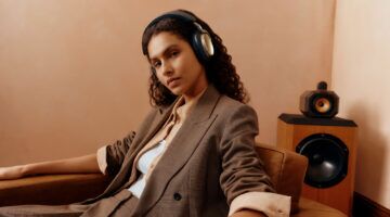 Een vrouw met de Bowers & Wilkins Px8