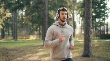 Een man die buiten aan het sporten is