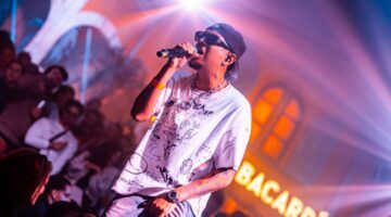 Ronnie Flex bij CASA BACARD&Iacute; op Paaspop 2026