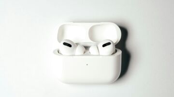 Een paar Airpods in de case
