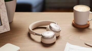 De nieuwe JBL Live 680NC in zandkleur