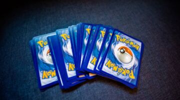 Een stapel Pokémonkaarten die ondersteboven liggen op tafel