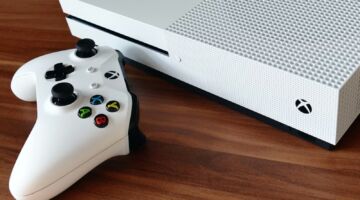 Een Xbox met een controller op tafel