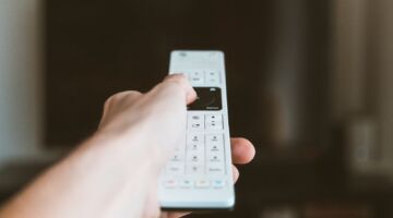 Een afstandsbediening zet de TV aan
