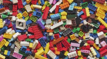 Een berg met stenen van LEGO