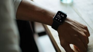 Een Apple Watch om iemands pols