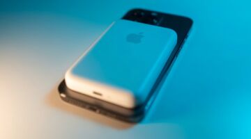 Een powerbank laadt een telefoon op