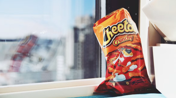 Een zak met Cheetos