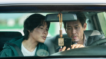 Twee mannen in een auto in de Koreaanse Thriller