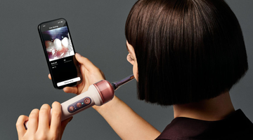 Je kan met de nieuwe Dyson CameraJet via je telefoon meekijken terwijl je poetst