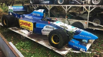 Een verlaten Formule 1-auto