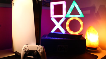 Een PlayStation 5 met controller en LED sign