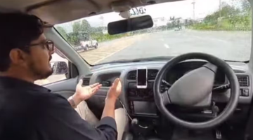 Een man zonder bestuurder in de zelfrijdende auto
