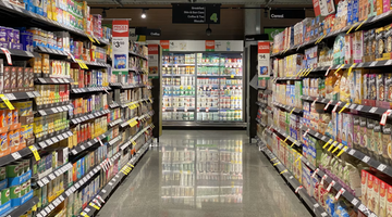 Een gangpad in de supermarkt waar Hackers de koelkasten saboteren